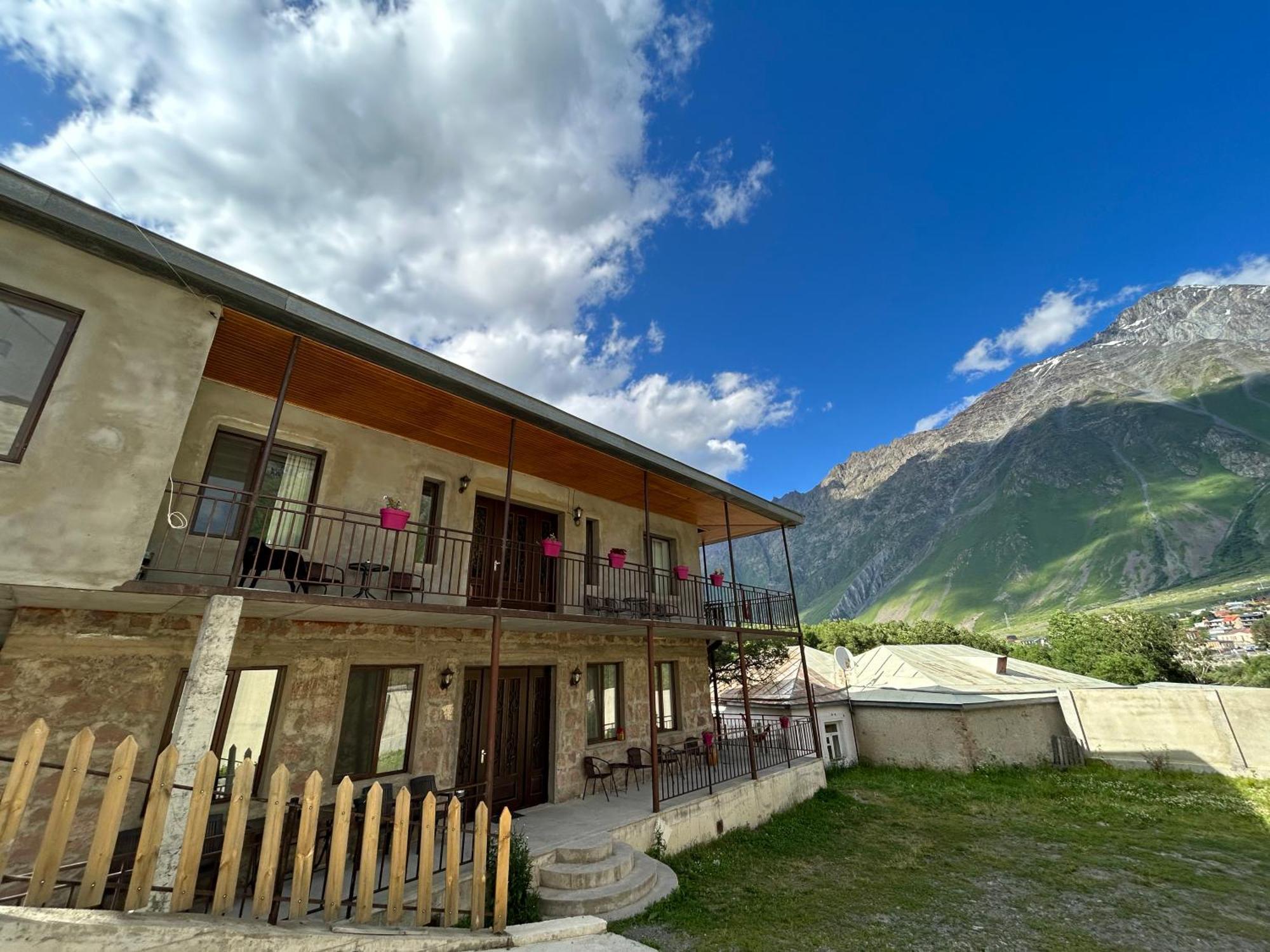 Hill House Hotel Kazbegi Exterior foto